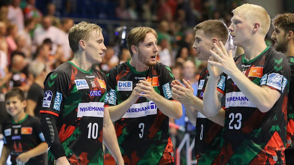 Handballspieler der Bundesliga-Mannschaft SC Magdeburg im Trikot bei einem Spiel – Teamgeist, Leistungssport und Emotionen in der Arena