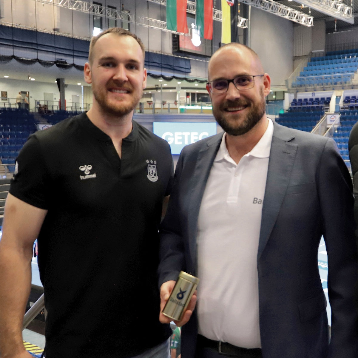 Handballspieler und Ballstad-Vertreter in der GETEC Arena – Partnerschaft zwischen Sport und Nahrungsergänzung mit Omega-3-Fokus